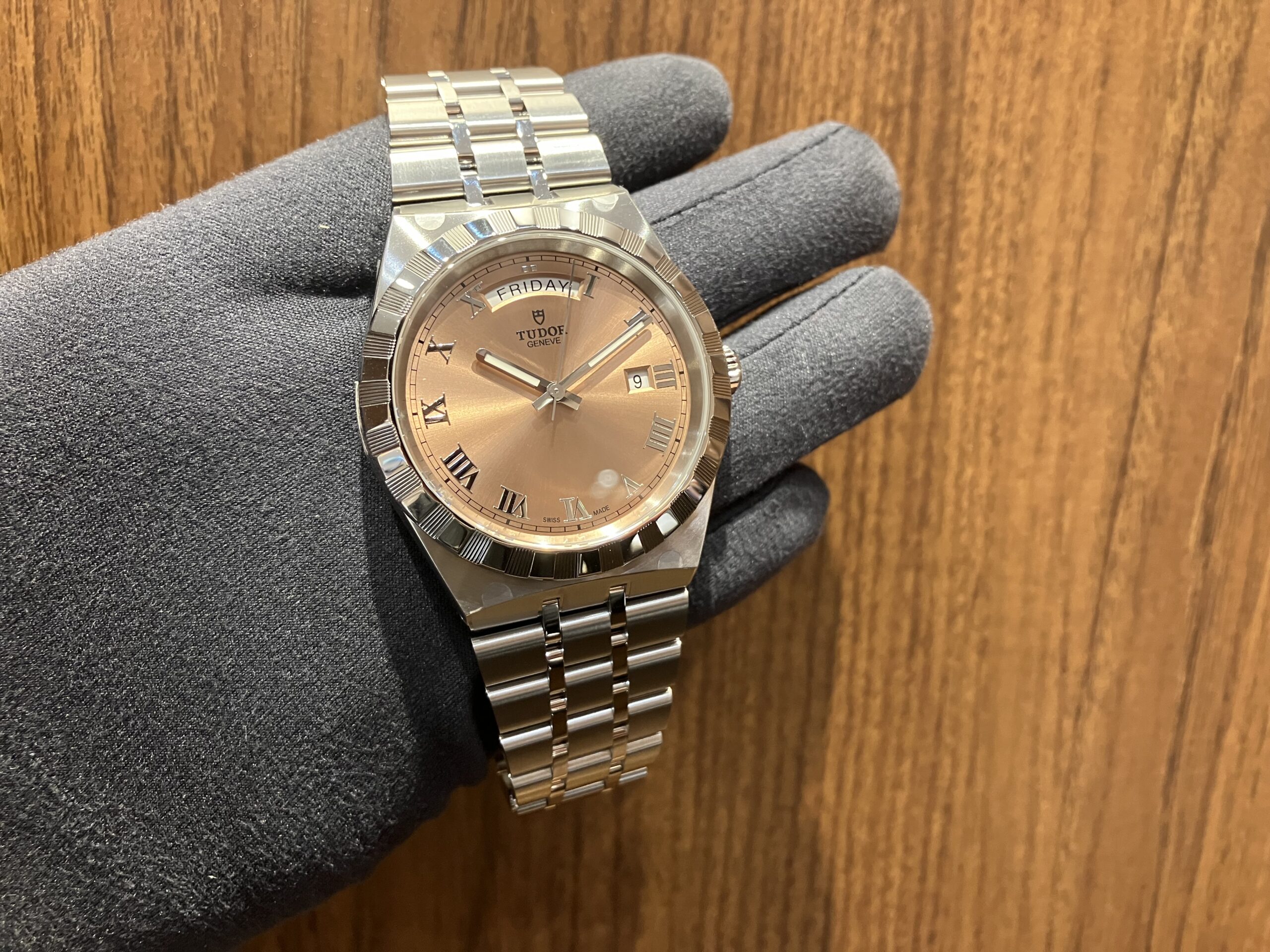 TUDOR】チューダー 極上の仕上げでより輝くサーモンピンク TUDOR ROYAL