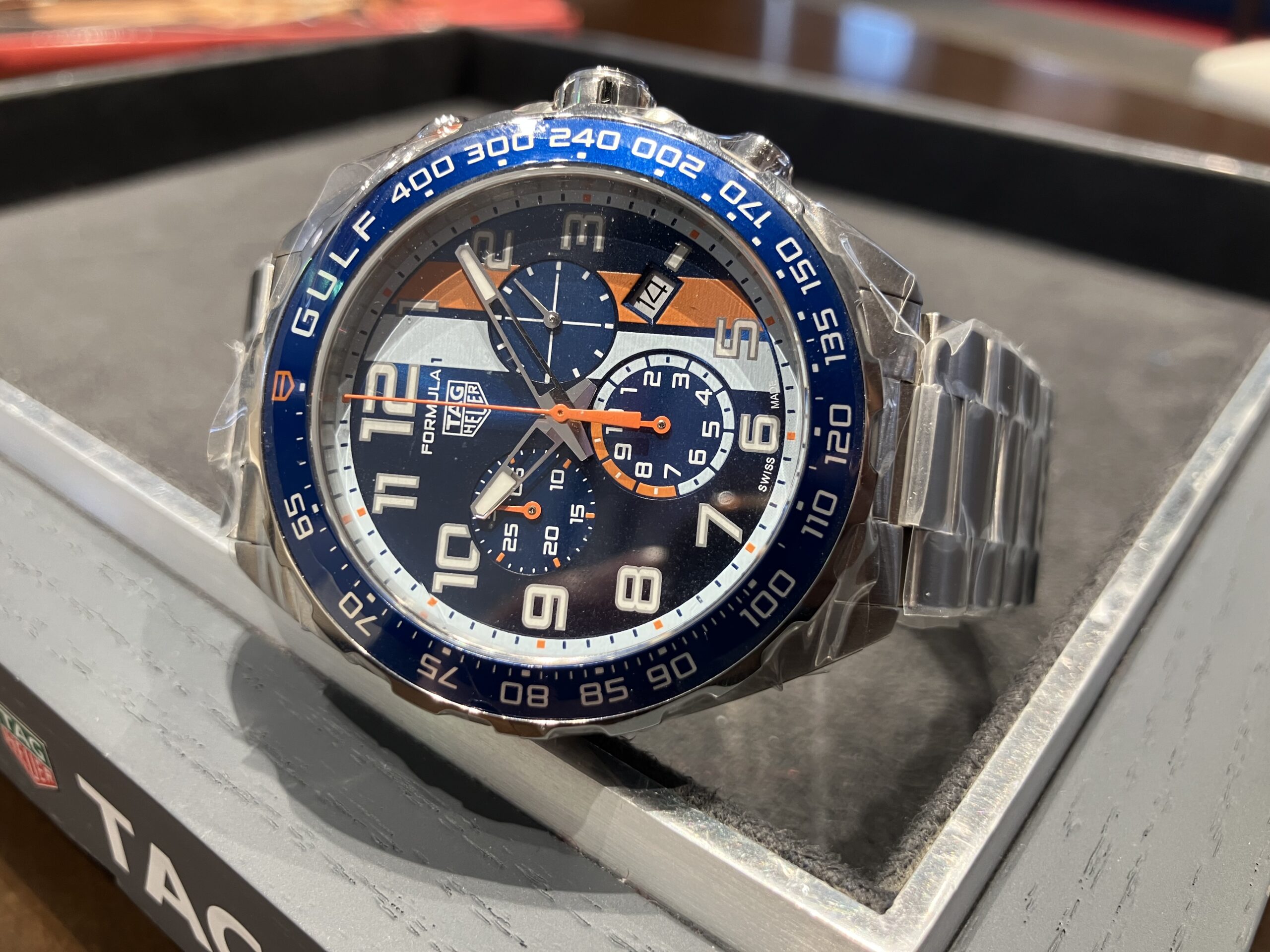 TAG Heuer】フォーミュラ1ブルー×オレンジは勝利を象徴する色【タグ