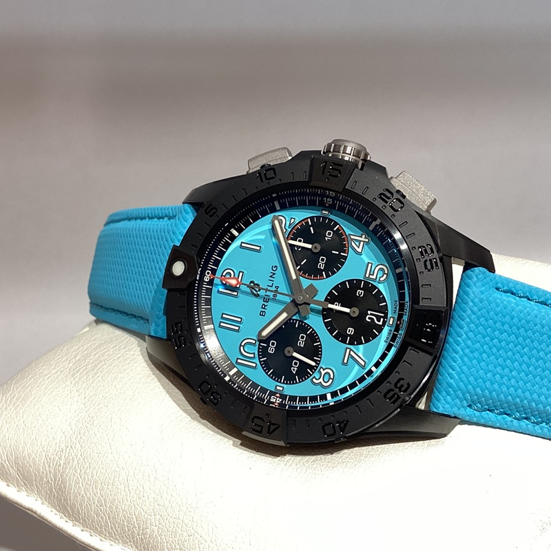 アベンジャー B01 クロノグラフ 42 ナイト ミッション