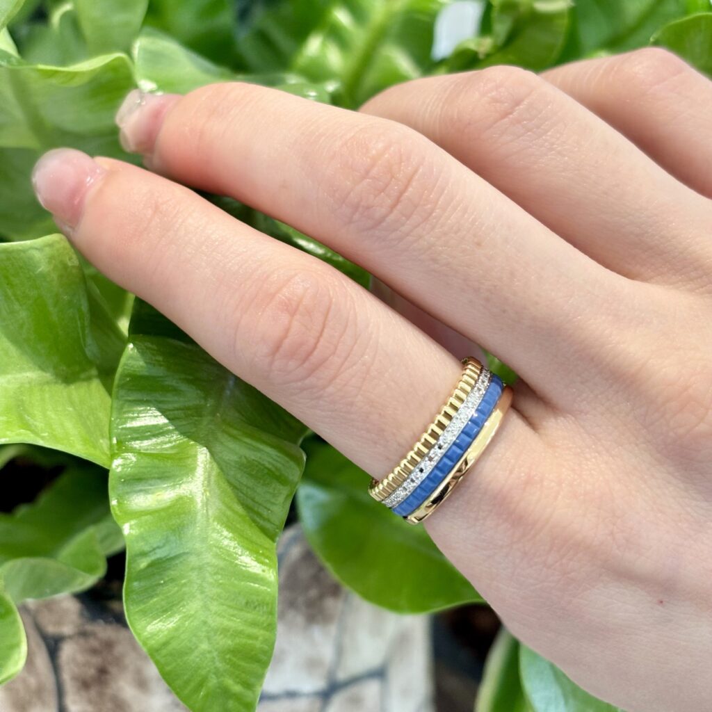 デニムカラーが美しいブシュロン キャトル ブルー ダイヤモンド リング スモールの着用例
