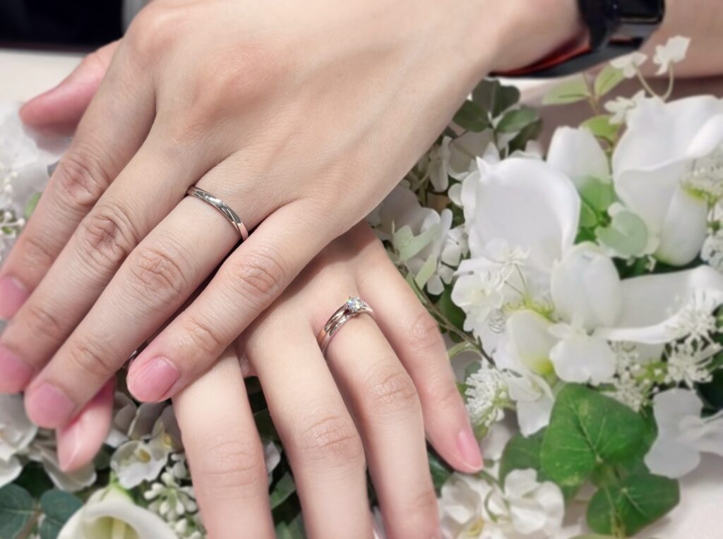安心堂静岡本店でNIWAKAの婚約指輪「花雪(はなゆき)」と結婚指輪「雪佳景(せっかけい)」を購入したお客様の着用写真