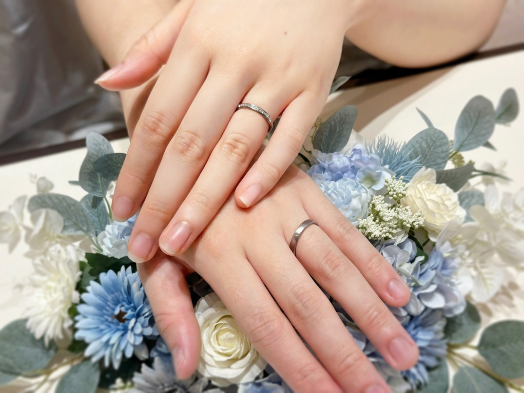 安心堂静岡本店でNIWAKAの結婚指輪「長閑（のどか）」を購入したお客様の着用写真