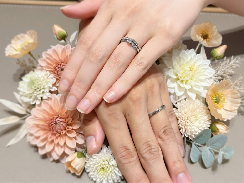 安心堂静岡本店でNIWAKAの婚約指輪「木洩日（こもれび）」と結婚指輪「せせらぎ」を購入したお客様の着用写真