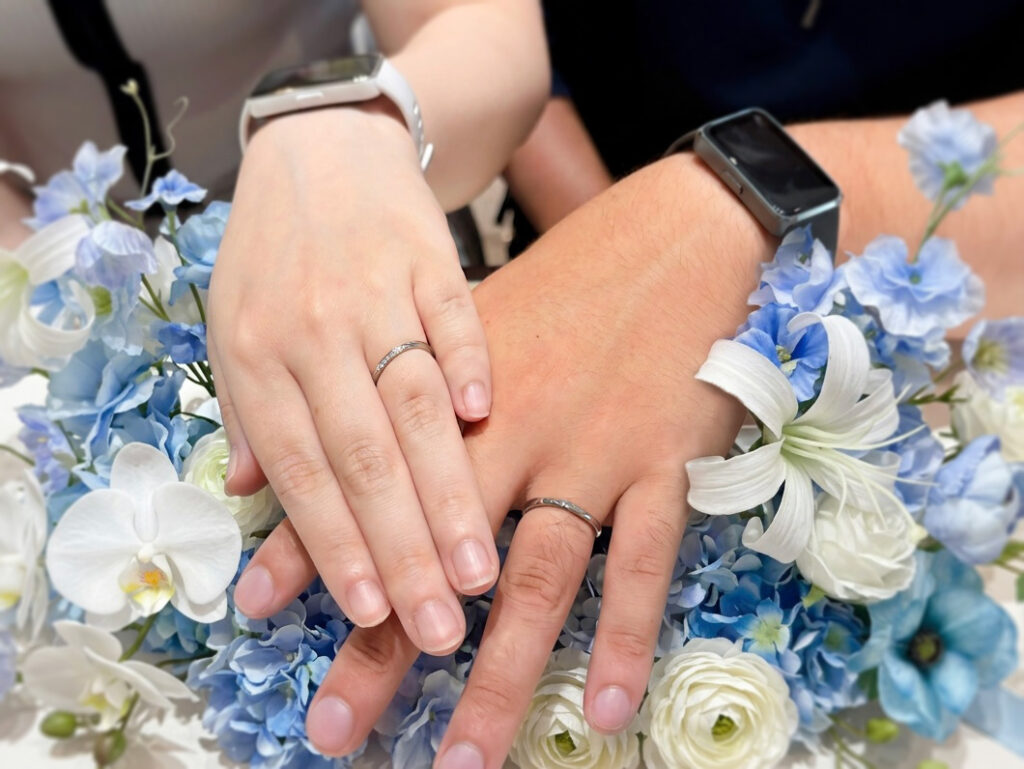 安心堂静岡本店でNIWAKAの結婚指輪「せせらぎ」を購入したお客様の着用写真