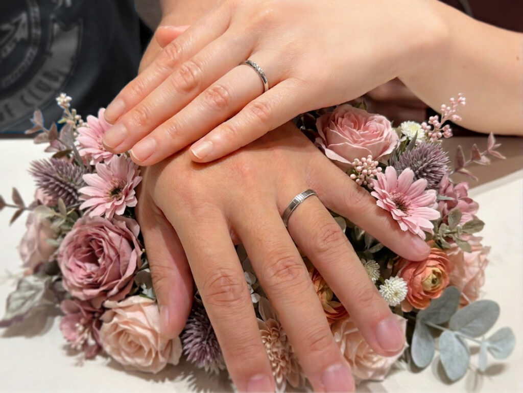 安心堂静岡本店でNIWAKAの結婚指輪「ことほぎ」を購入したお客様の着用写真