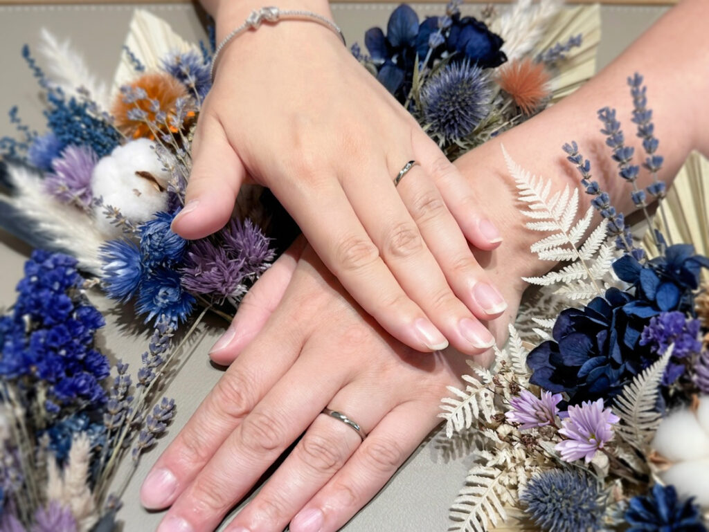 安心堂静岡本店でNIWAKAの結婚指輪「あかり」を購入したお客様の着用写真