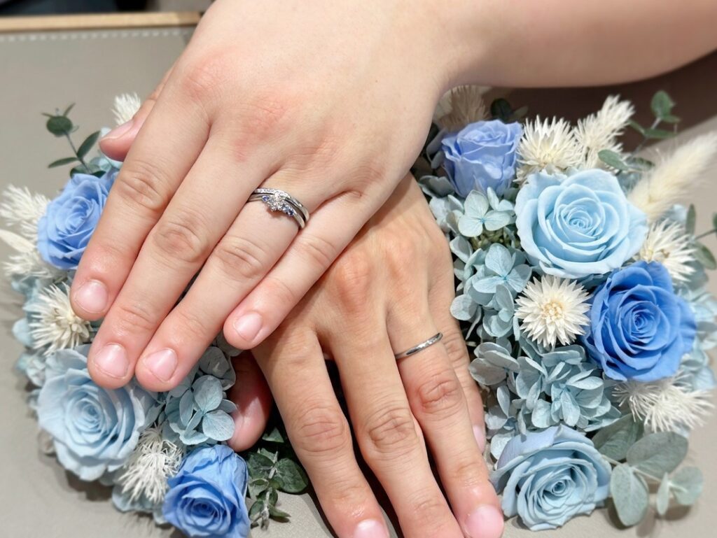 安心堂静岡本店でルシエの婚約指輪「マリーン」と結婚指輪「ドルフィン」を購入したお客様の着用写真