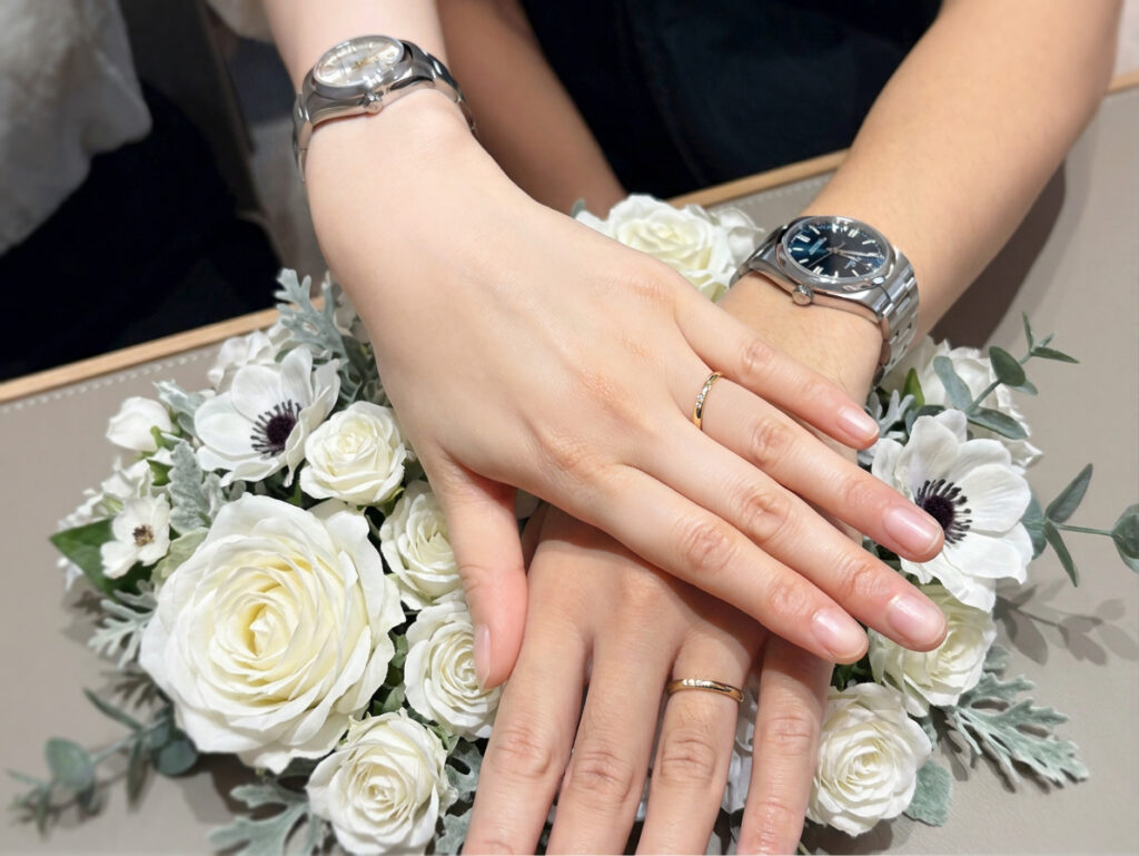 安心堂静岡本店でラザールダイヤモンドの婚約指輪「キャナル」を購入したお客様の着用写真