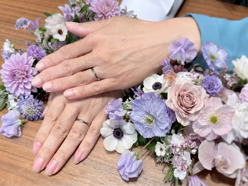 安心堂静岡本店でルシエの婚約指輪「ブリーズ・ドゥ・メール」を購入したお客様の着用写真