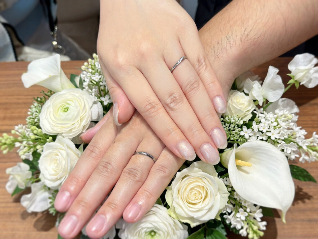 安心堂静岡本店でNIWAKAの結婚指輪「ことのは」を購入したお客様の着用写真