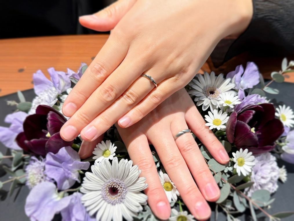 安心堂静岡本店でNIWAKAの結婚指輪「結（ゆい）」を購入したお客様の着用写真