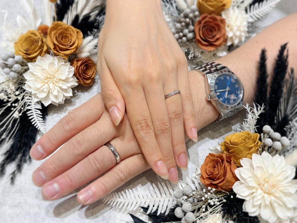 安心堂静岡本店でルシエの結婚指輪「ホープ」と「リファージュ」を購入したお客様の着用写真
