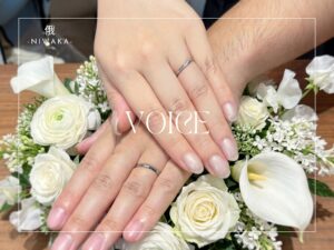 安心堂静岡本店でNIWAKAの結婚指輪「ことのは」を購入したお客様の着用写真TOP用