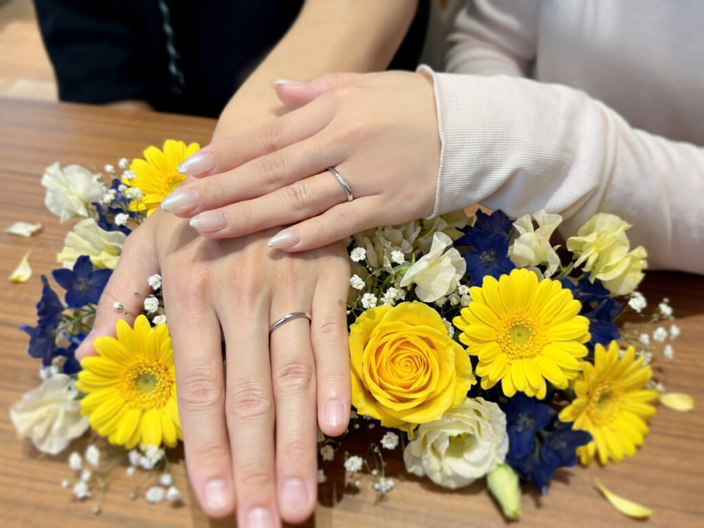 安心堂静岡本店でNIWAKAの結婚指輪「ことのは」を購入したお客様の着用写真