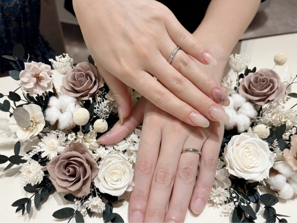 安心堂静岡本店でラザールダイヤモンドの婚約指輪「アプローズ」を購入したお客様の着用写真