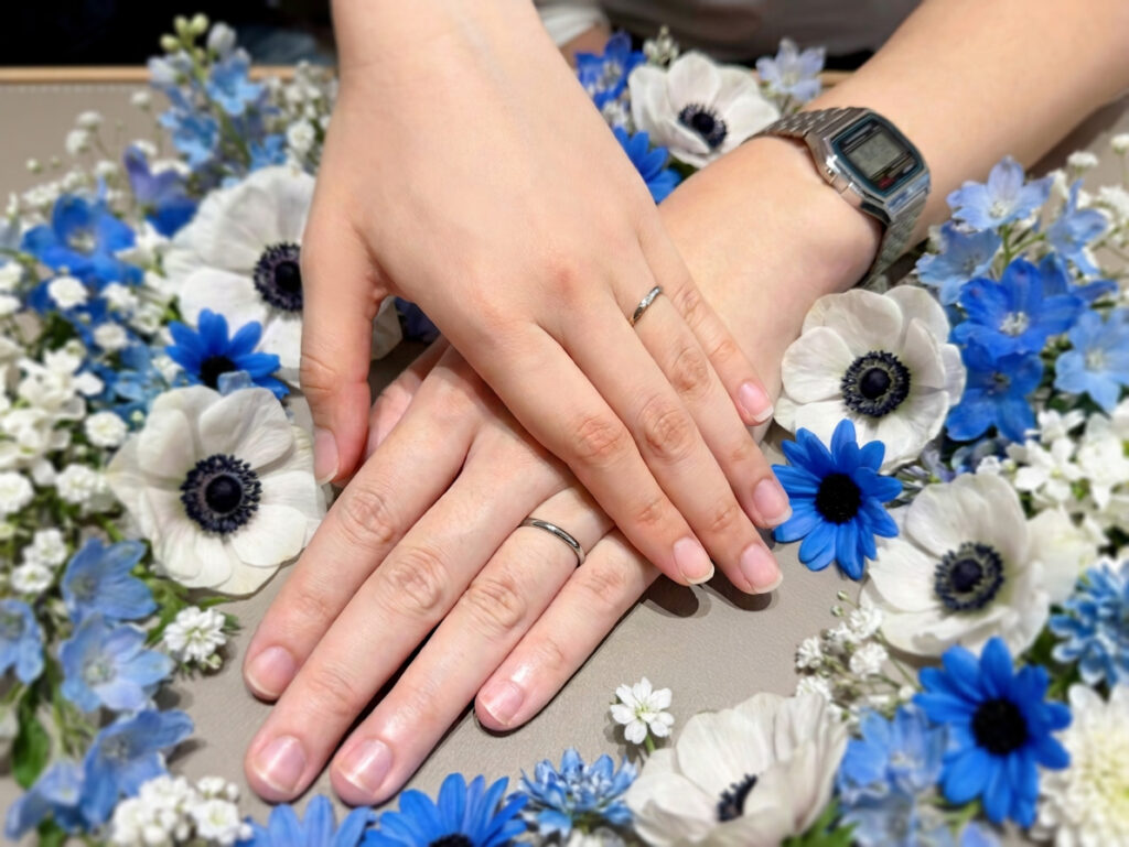安心堂静岡本店でNIWAKAの結婚指輪「雪佳景（せっかけい）」と「ことほぎ」を購入したお客様の着用写真