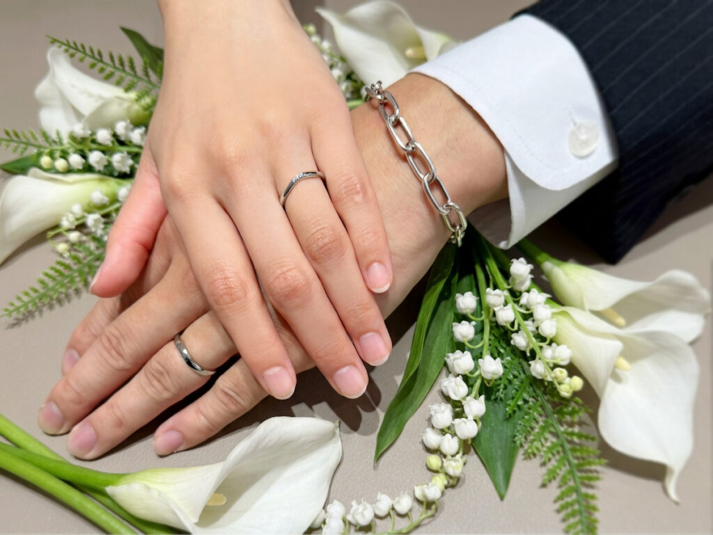 安心堂静岡本店でNIWAKAの結婚指輪「白鈴（しろすず）」を購入したお客様の着用写真