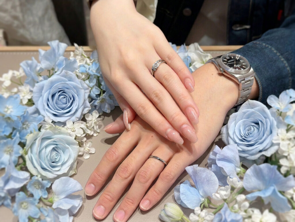 安心堂静岡本店でNIWAKAの結婚指輪「笹舟」「ことのは」を購入したお客様の着用写真
