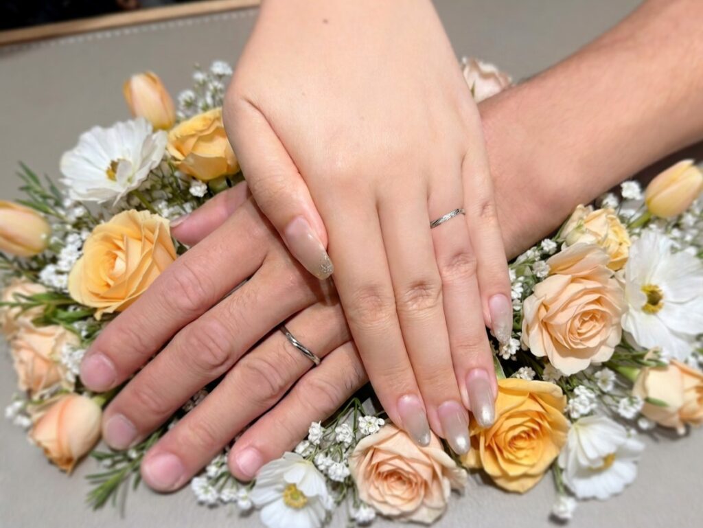 安心堂静岡本店でルシエの結婚指輪「ブリーズ・ドゥ・メール」を購入したお客様の着用写真
