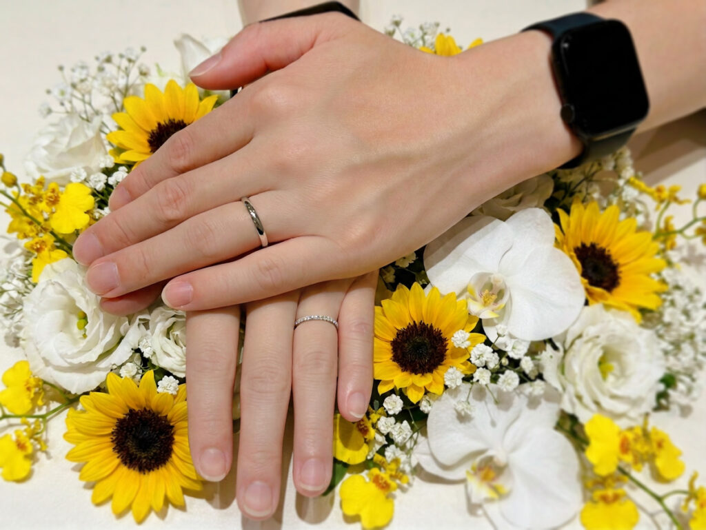 安心堂静岡本店でNIWAKAの結婚指輪「ことほぎ」を購入したお客様の着用写真